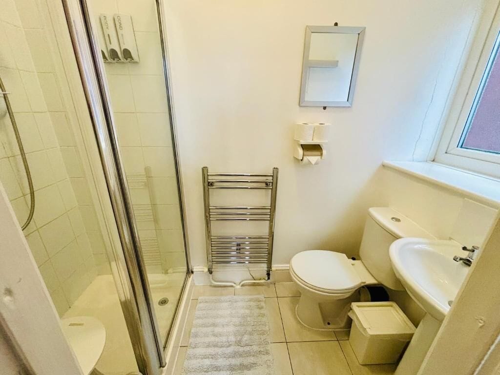 ستائر تعتيم ومكواة/لوح كي وواي فاي مجانًا