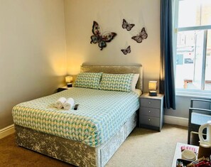 Suite Deluks | Tirai kedap cahaya, setrika/meja setrika, dan Wi-Fi gratis