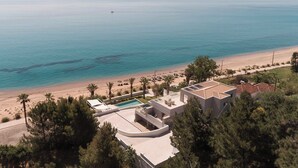 Eine moderne Villa mit Pool, Meerblick und einer privaten Terrasse.