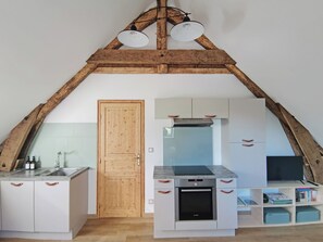 Een koelkast, een microgolfoven, een oven, een kookplaat