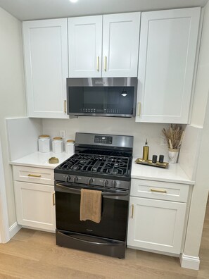 Geladeira, micro-ondas, fogão, cooktop