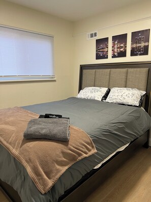 3 bedrooms, desk, iron/ironing board, travel cot