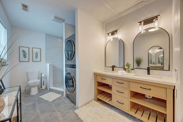 Douche, sèche-cheveux, serviettes fournies, savon