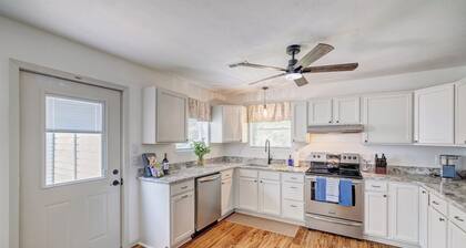 B-Town Retreat~10min IU~2 K Beds~Huge Kitchen~Private Patio~Fire Pit+Ping Pong