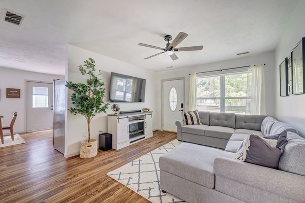 Een smart-tv, een open haard, een tafeltennistafel en een stereo