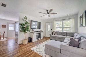 Smart TV, fireplace, ping pong, stereo