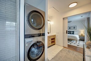 3 habitaciones, tabla de planchar con plancha y cuna de viaje 