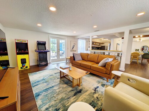 2 homes for 1 - Arcade, Firepit, Patio - Main house & Lrg guest house included! 