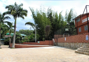 Free self-parking - Finca Hotel Villa Gladys (El Colegio)
