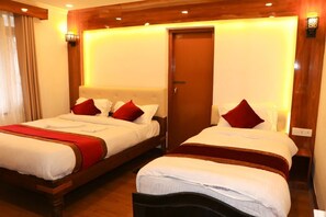 Családi szoba kétszemélyes ággyal, erkély, kilátással a völgyre | Széf a szobában és laptophoz jól használható munkafelület