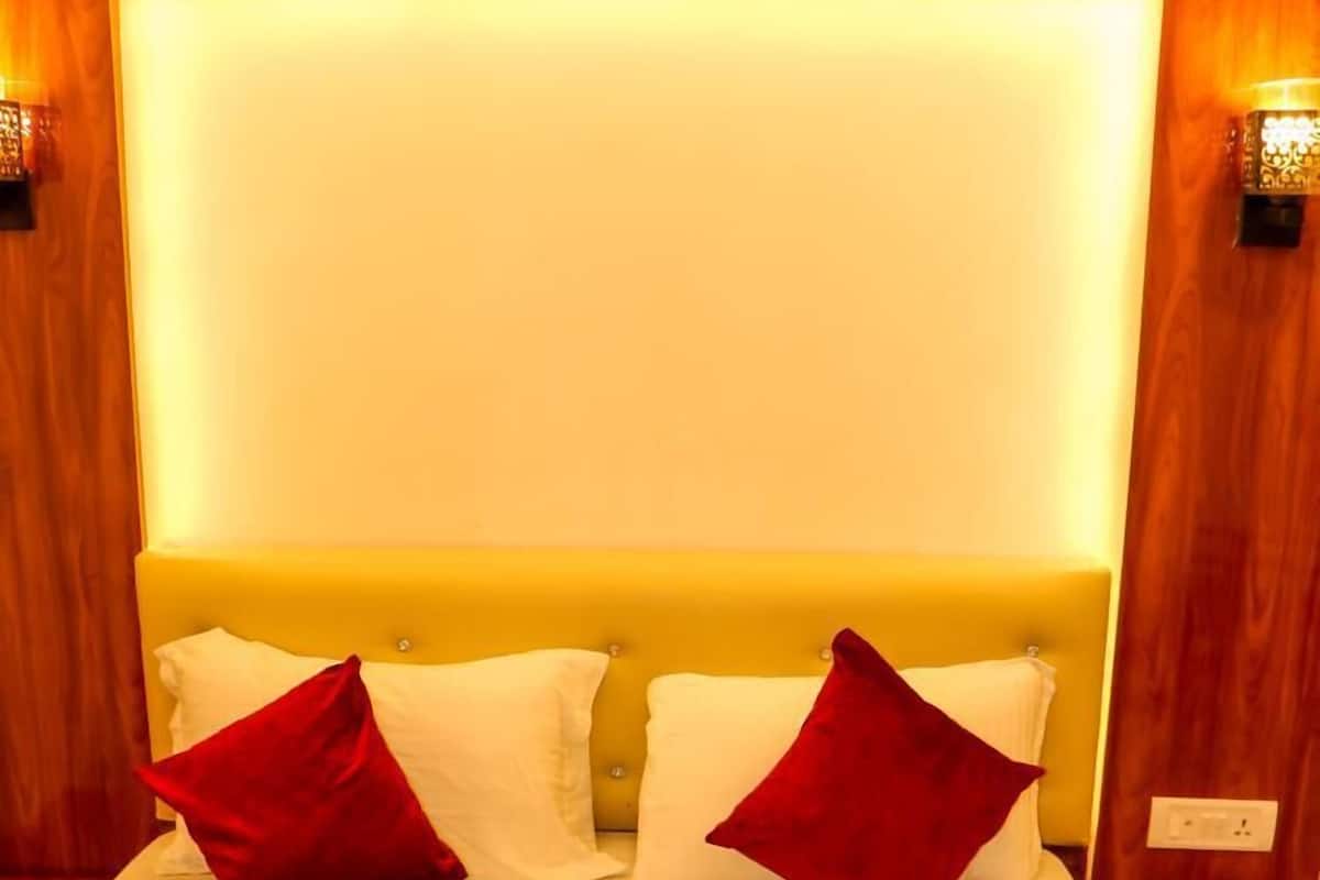 In-room safe, laptop workspace, blackout curtains, soundproofing
