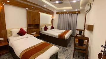 Family Double Room | In-room safe, laptop workspace, blackout drapes, soundproofing