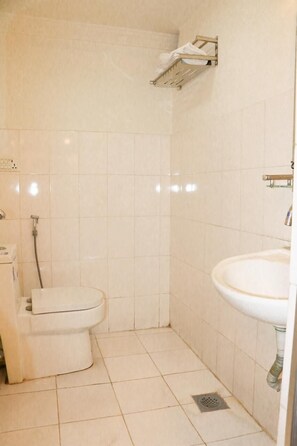 Családi szoba kétszemélyes ággyal | Fürdőszoba | Zuhanyzó, papucsok, törölközők és szappan