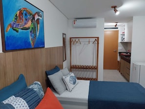 Espacio para trabajar con laptop y wifi gratis 