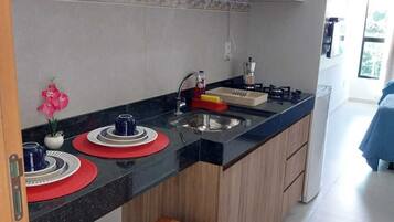 Comfort studio, uitzicht op de stad | Privékeuken | Een koelkast, een microgolfoven, een kookplaat