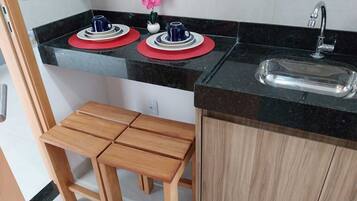 Comfort studio, uitzicht op de stad | Privékeuken | Een koelkast, een microgolfoven, een kookplaat