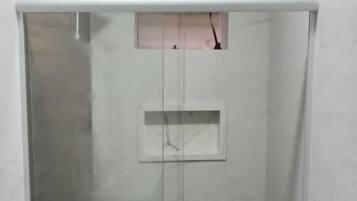 Dusch, gratis toalettartiklar, hårtork och handdukar