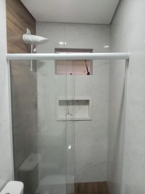 Pancuran mandi, kelengkapan dandanan diri percuma, pengering rambut 