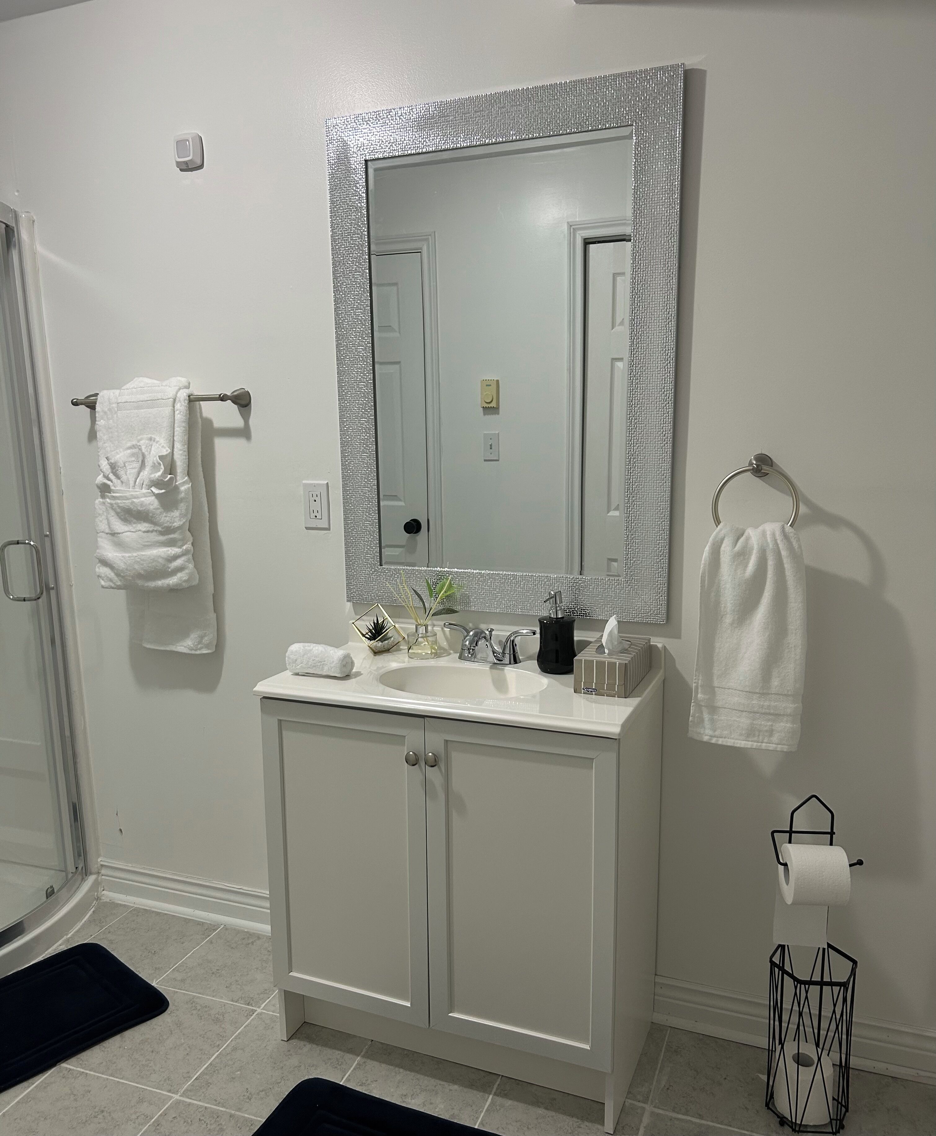 Chuveiro, secador de cabelo, toalhas de banho, sabonete