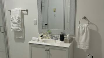 Chuveiro, secador de cabelo, toalhas de banho, sabonete