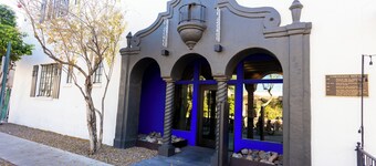 Space Jungle Studio with Free Parking, King Bed walk to UofA, Nightlife and Food