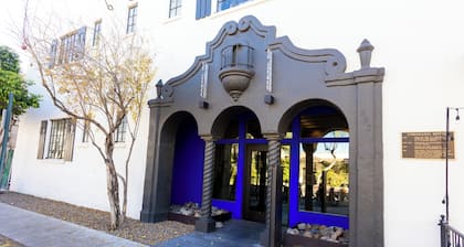 Space Jungle Studio with Free Parking, King Bed walk to UofA, Nightlife and Food