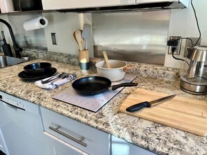 Fridge, microwave, stovetop, dishwasher