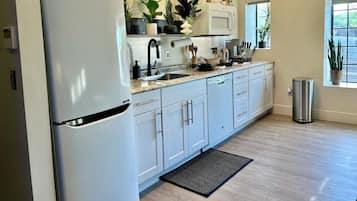 Køleskab, mikrobølgeovn, kogeplade, opvaskemaskine