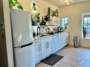 Kjøleskap, mikrobølgeovn, kokeplater og oppvaskmaskin