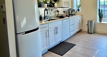 Space Jungle Studio with Free Parking, King Bed walk to UofA, Nightlife and Food