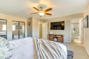 3 bedrooms, desk, iron/ironing board, travel cot - Families w/ Pets! Glendale Gem w/ Backyard Oasis (Glendale)