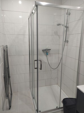 Ducha, secador de pelo, toallas y jabón