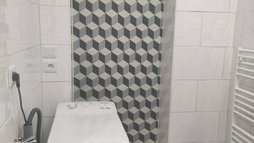 Doccia, asciugacapelli, asciugamani, sapone