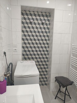 Een douche, een haardroger, handdoeken, zeep