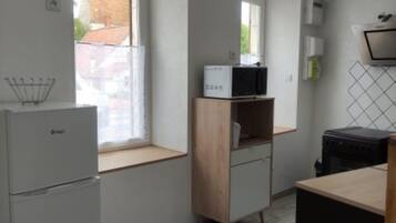 Fridge, microwave, oven, coffee/tea maker