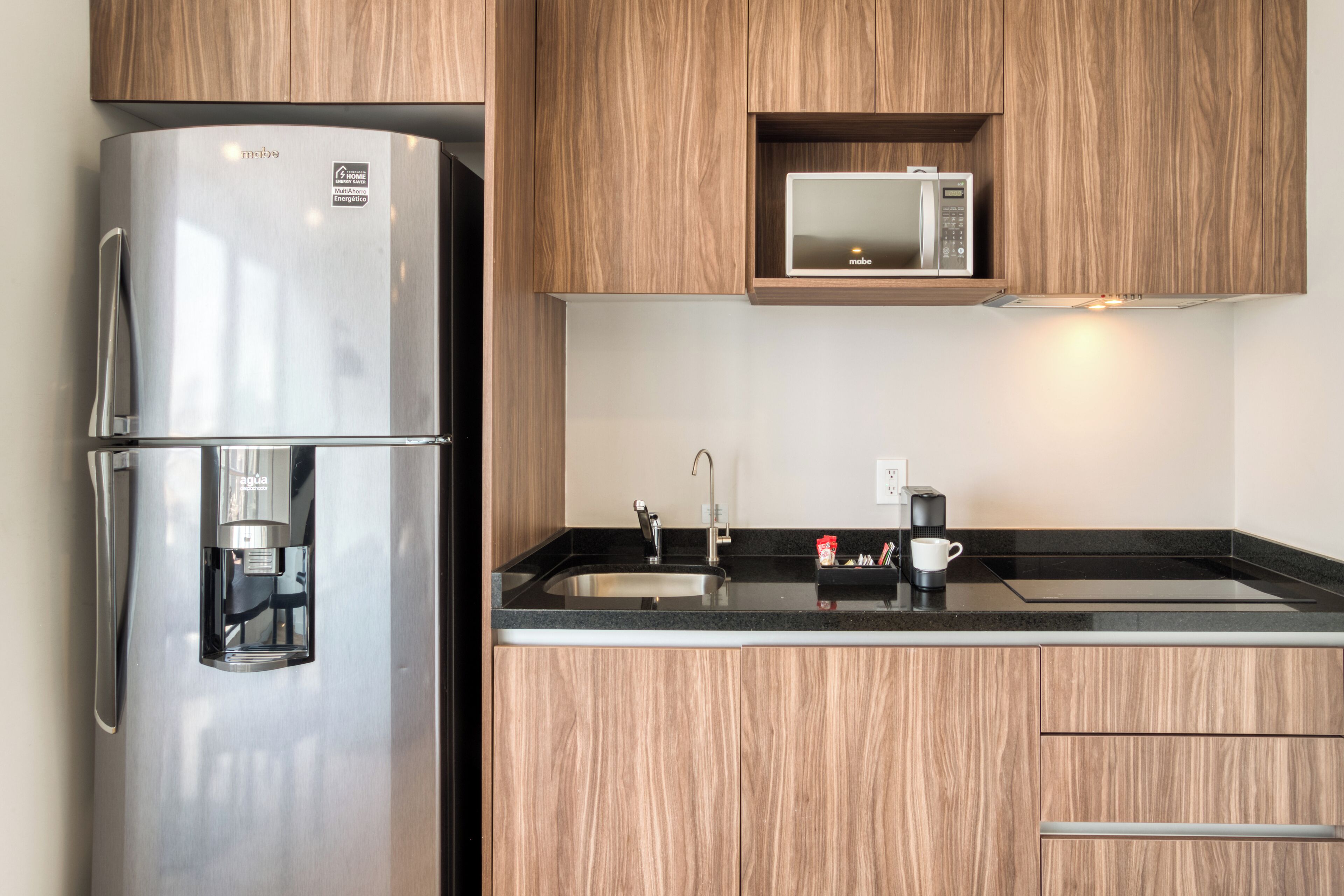 Departamento familiar | Cocina privada | Refrigerador con congelador, microondas, horno y parrilla de estufa 