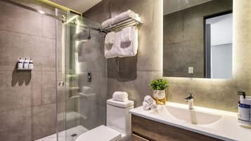 Premium Suite | Bathroom | Shower, rainfall showerhead, hair dryer, towels