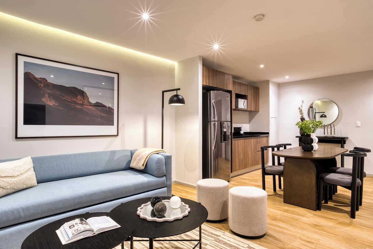 Deluxe Apartment | Ruang tamu | 43 inci sebuah televisyen pintar dengan digital