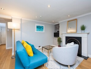 TV, fireplace - Regency Square Seaside Apartment - Pass the Keys (Brighton)