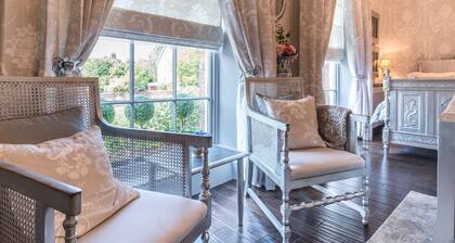 Beautifully decorated, elegant apartment near town - Pass the Keys