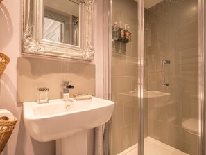 Een douche, handdoeken