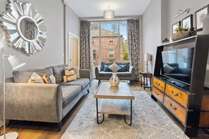 TV, books - No. 1 - Laurel Cottage - Pass the Keys (York)