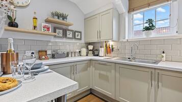 Jääkaappi, uuni, astianpesukone, leivänpaahdin