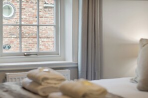 2 bedrooms, iron/ironing board, travel cot, free WiFi