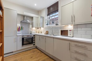 Køleskab, mikrobølgeovn, opvaskemaskine, brødrister