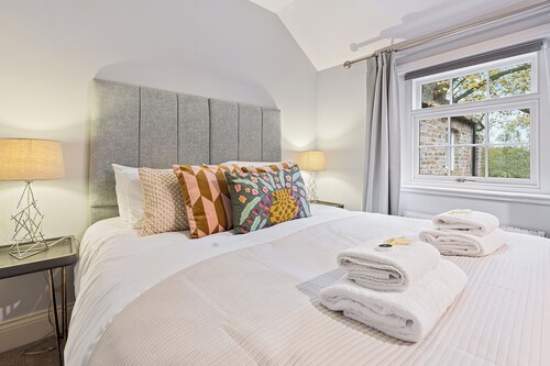 No. 4 - Oak Tree Cottage - Pass the Keys