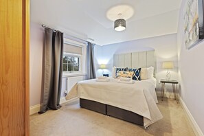 2 quartos, ferros/tábuas de passar roupa, berço de viagem