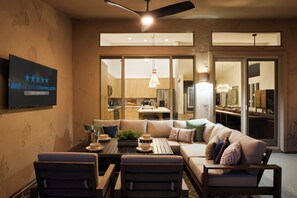 Smart TV, fireplace, DVD player, ping pong - No Tax! Gorgeous BRAND NEW Remodel! 1-Story, HeatedPool, HotTub, BBQ, PuttingGrn (Scottsdale)