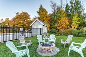 Property grounds - Cozy condo, dog-friendly, electric fireplace, walk-to-lifts, balcony, views, wif (Killington)