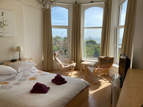 Bermuda House with parking, good sea view and minutes from beach and shops